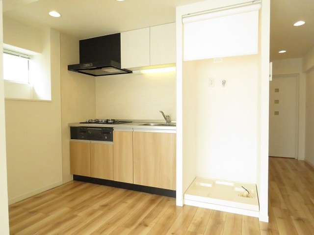 四谷フラワーマンション　キッチンと洗濯機置場