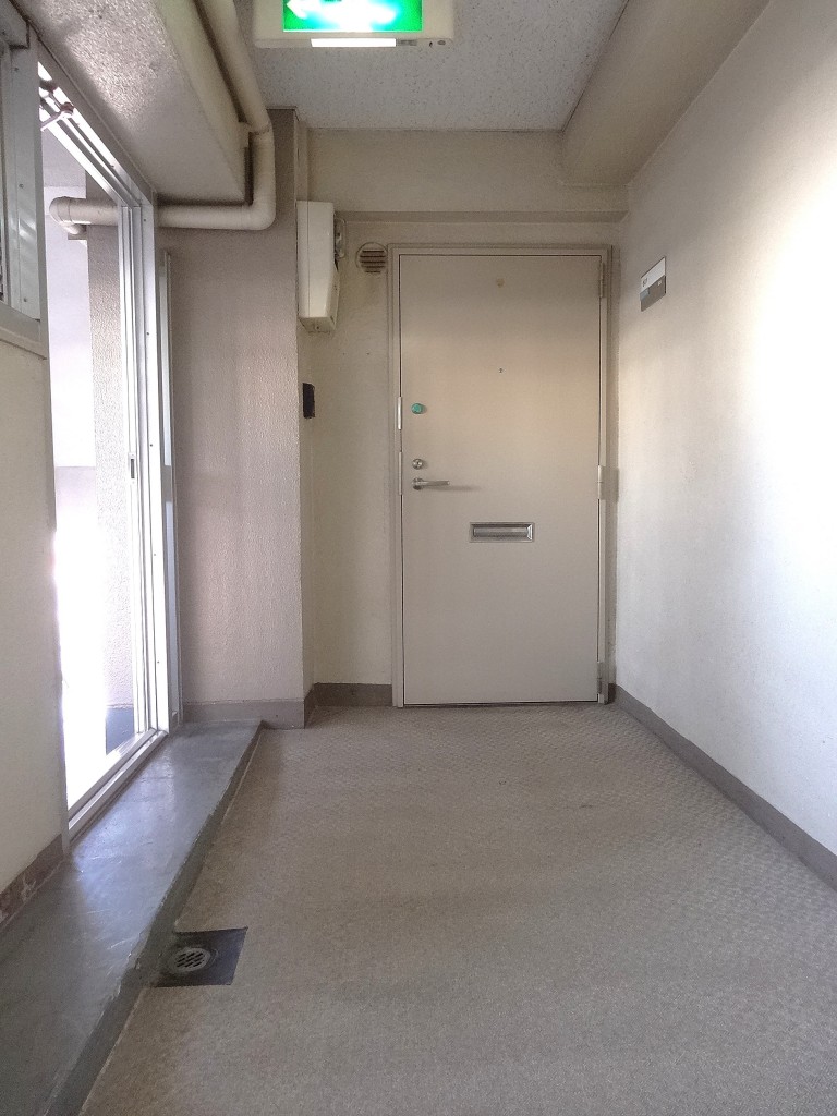 上馬マンション　玄関前