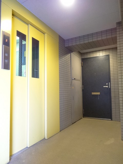 玄関前、角部屋です。