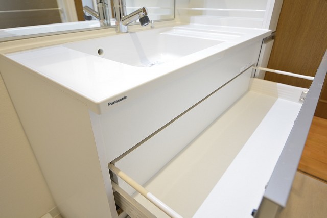 お掃除のしやすいカウンター一体型洗面ボウル