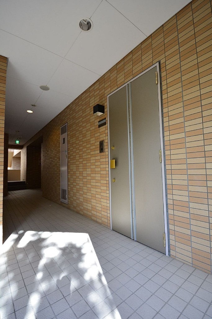 クローバー六本木　玄関前