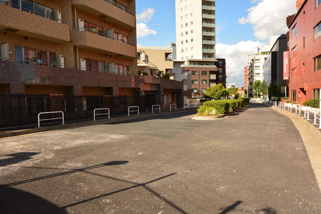 クローバー六本木　前面道路