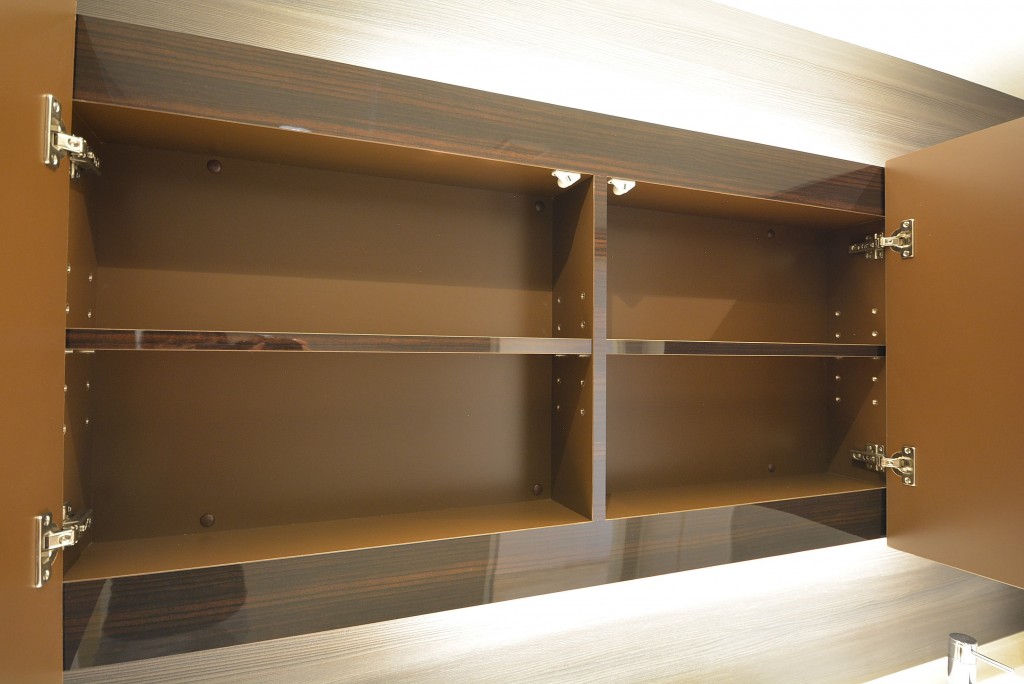 代官山マンション　鏡の裏の収納スペース