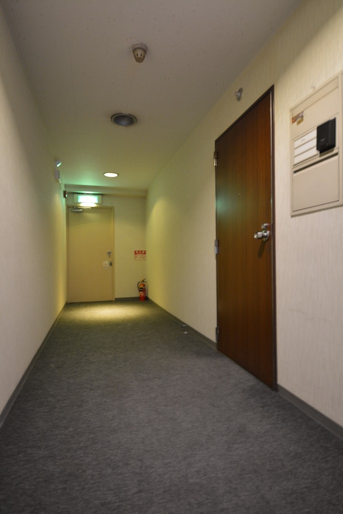 赤坂ロイヤルマンション　玄関前