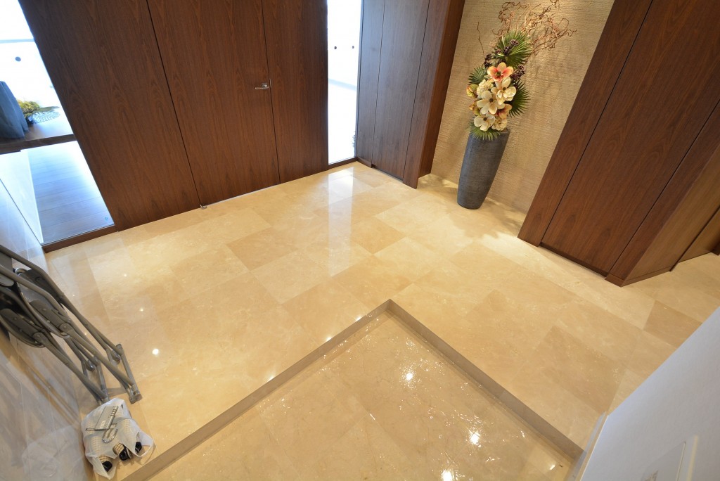 代官山マンション　大理石貼りの玄関ホール