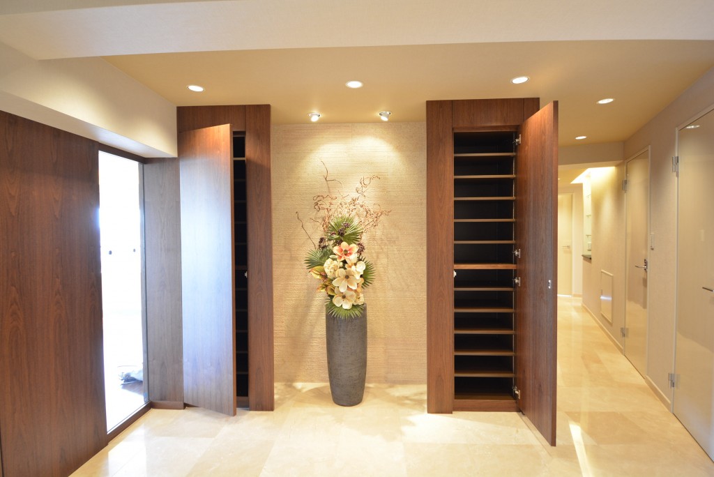 代官山マンション　大理石貼りの玄関ホール