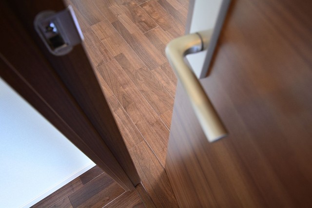 朝日三番町プラザ　洋室扉601