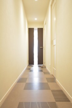 南平台マンション　廊下