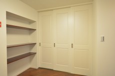 南平台マンション　洋室扉