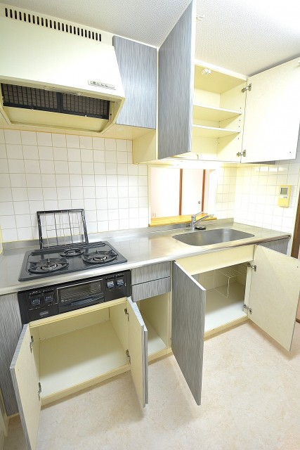 収納たっぷりなシステムキッチン