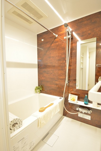 追い焚きと浴室換気乾燥機能付きのバスルーム