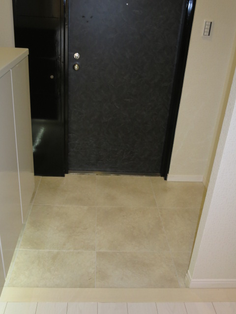 デザインタイルが印象的な玄関