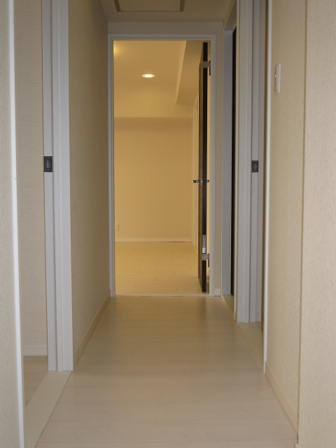 廊下の突き当りがリビングダイニング