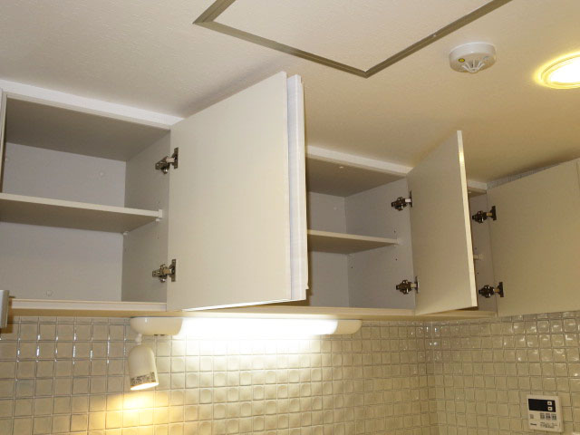 キッチン上部の吊戸棚