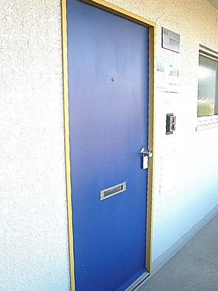 代官山マンション　鮮やかなブルーの玄関。602