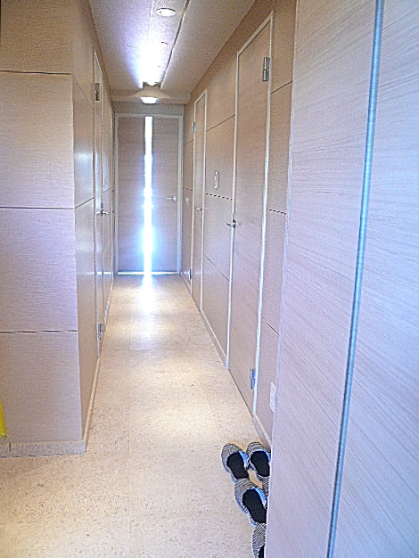 代官山マンション　明るい廊下です。602