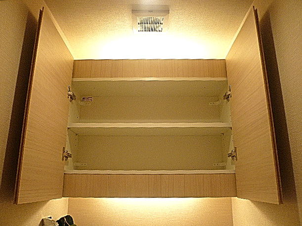 代官山マンション　トイレ吊戸棚602