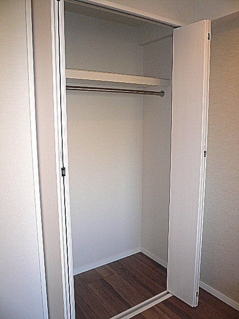 代官山マンション　玄関右側にある洋室収納602