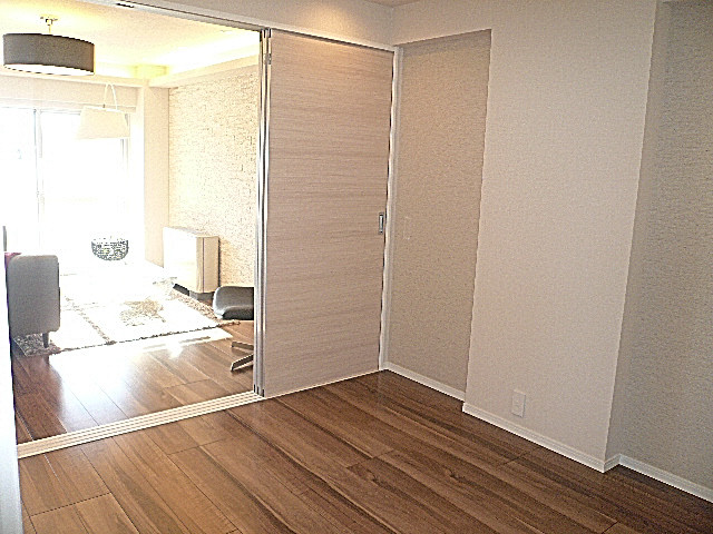 代官山マンション　LDKの続く洋室です。602