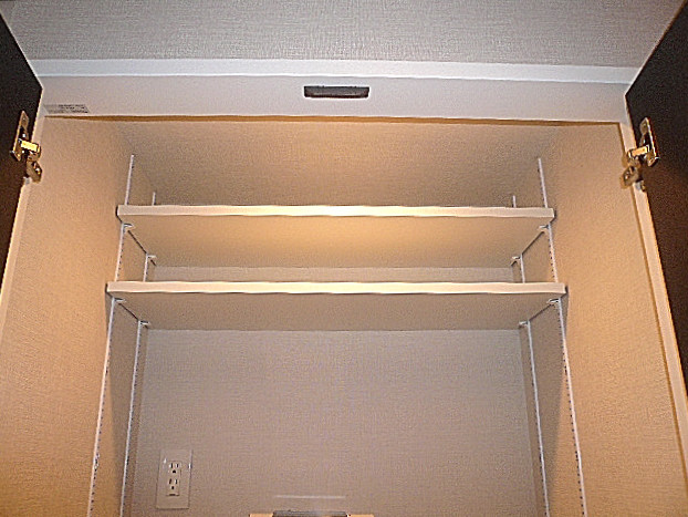 代官山マンション　洗濯機置き場収納棚602