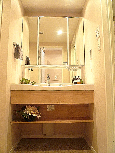 代官山マンション　4面鏡の洗面化粧台です。602