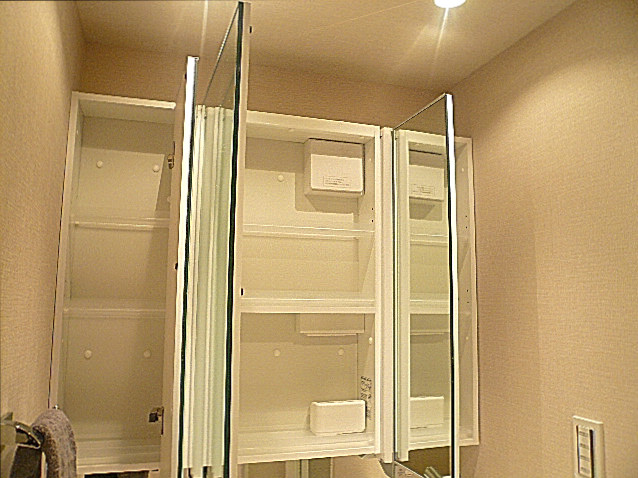 代官山マンション　洗面台収納602