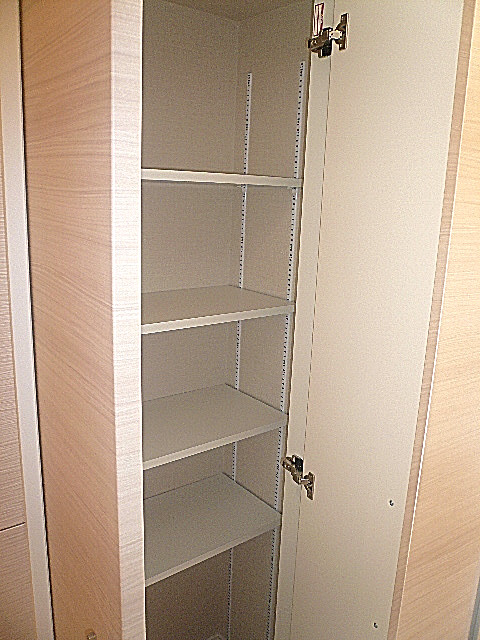 代官山マンション　廊下収納602