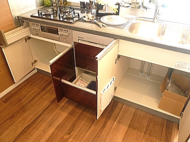 代官山マンション　キッチン収納602