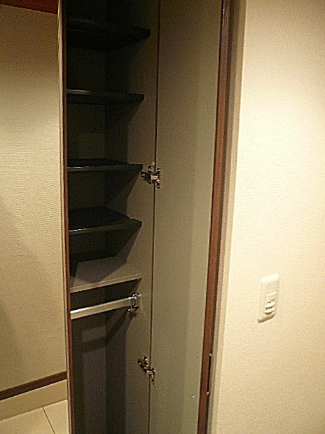 サングリア中目黒　トールサイズの玄関収納。