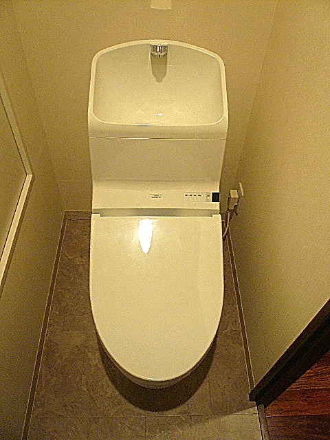 サングリア中目黒　ウォシュレット付トイレ。