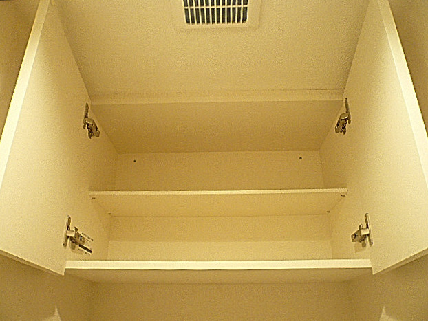 サングリア中目黒　ホワイトな吊戸棚。