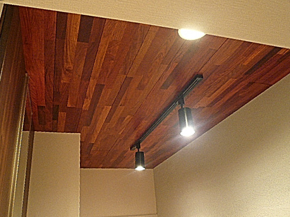 サングリア中目黒　玄関の天井にもウッド♪