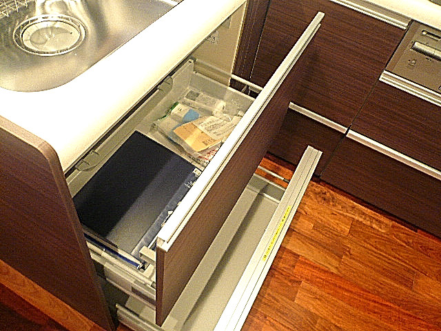 サングリア中目黒　スライド式収納。