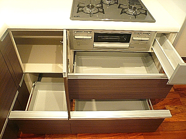 サングリア中目黒　スライド式収納。