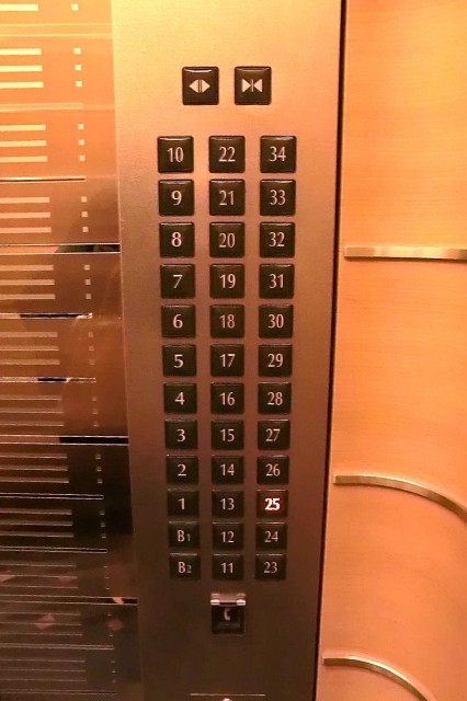青山パークタワー　エレベーター