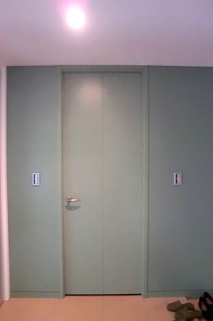 青山パークタワー　廊下へ続く扉