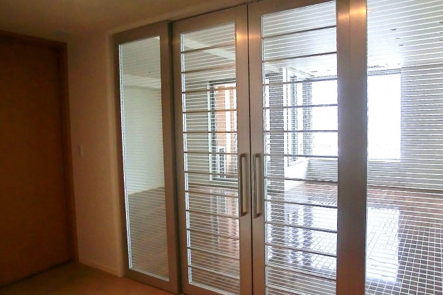 青山パークタワー　ガラス扉