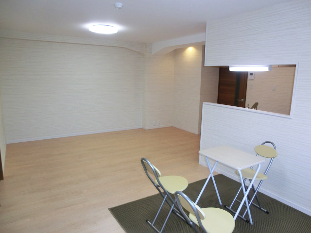 牛込中央マンション　約15.6帖　広々リビングダイニングキッチン