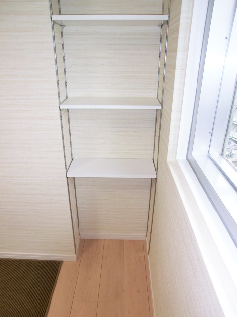 牛込中央マンション　リビングの収納　棚板可動式