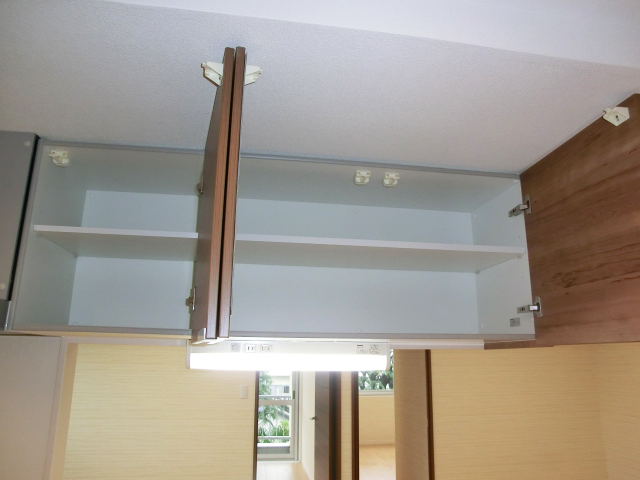 牛込中央マンション　キッチン上部の吊戸棚　耐震ラッチ付