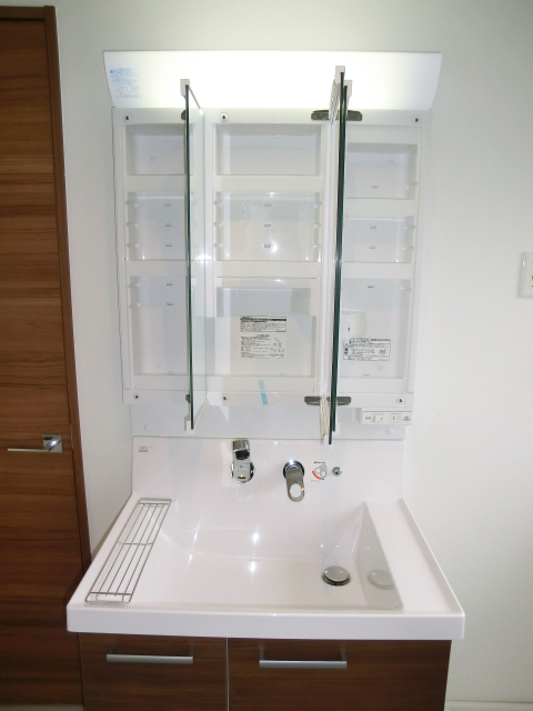 牛込中央マンション　三面鏡の裏はキャビネット