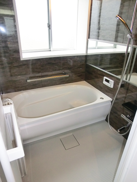 牛込中央マンション　窓があるバスルーム