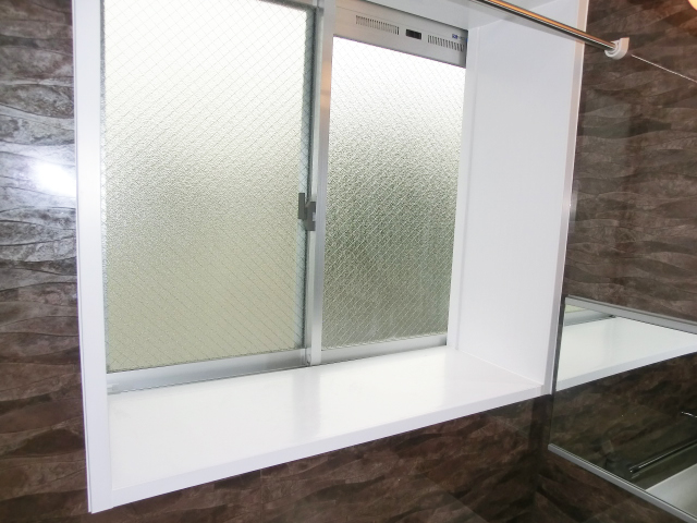 牛込中央マンション　浴室にも窓があります