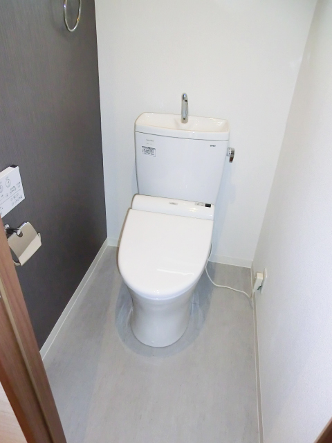 牛込中央マンション　アクセントクロスがオシャレなトイレ