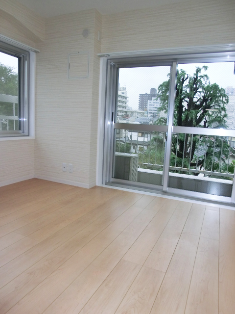 牛込中央マンション　バルコニー付の洋室