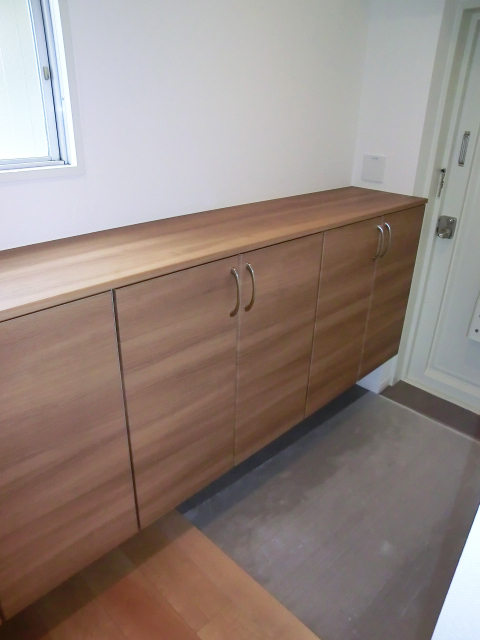 薬王寺ニューハイツ　窓がある明るい玄関