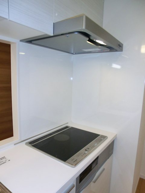 薬王寺ニューハイツ　ホワイトが明るい印象のキッチン