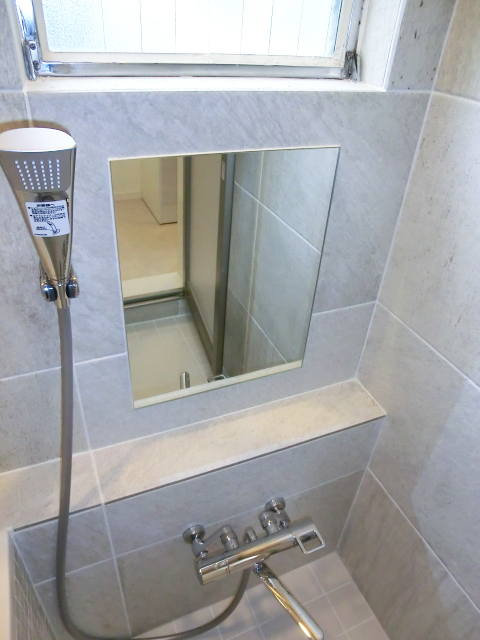 薬王寺ニューハイツ　大小のタイルが使い分けられています