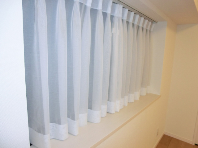 薬王寺ニューハイツ　横長の出窓　2面採光です