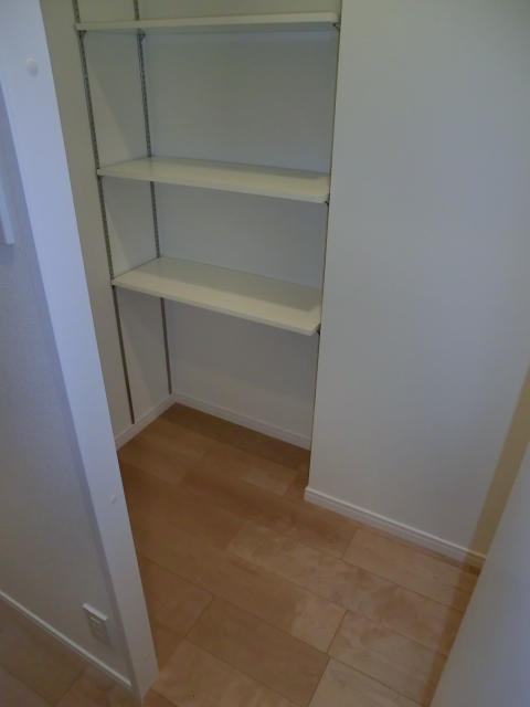 薬王寺ニューハイツ　たっぷり収納できる納戸